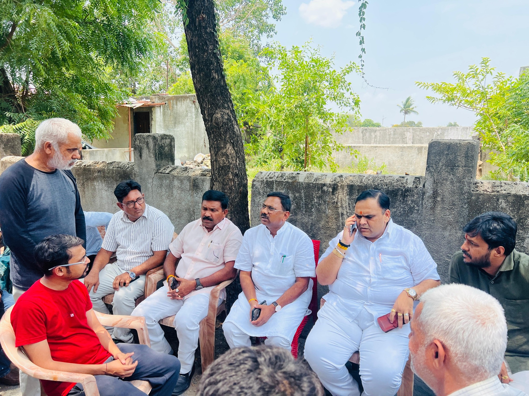 તા.૧૩-૦૬-૨૦૨૫ ના રોજ અમદાવાદ વિમાન દુર્ઘટનામાં મૃત્યુ પામેલા સુરત જિલ્લાના તરસાડી નગરના વતની સ્વ. અર્જુન સિંહ વસાદિયા અને તેમના પત્ની સ્વ. દિવ્યાબેન વસાદિયાના પરિવારના સભ્યોએ વ્યક્તિગત રીતે મુલાકાત કરી અને શોક વ્યક્ત કર્યો.